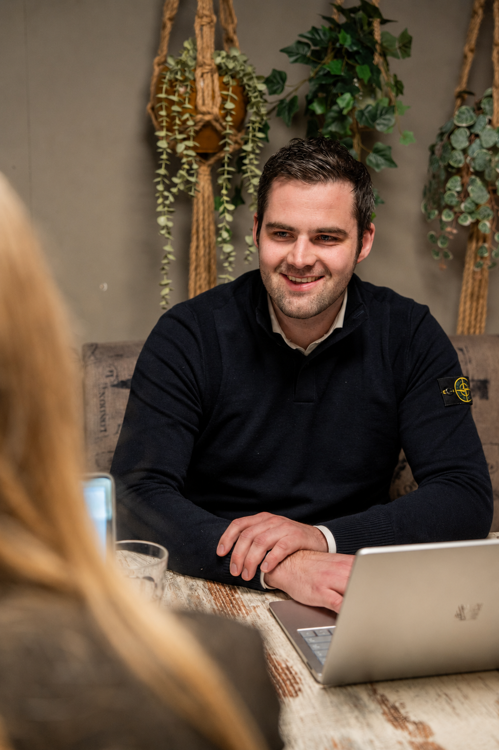 Eigenaar Gijs Vriezekolk in gesprek